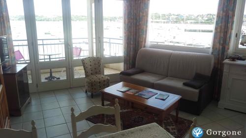 Le salon avec sa vue panoramique sur le port